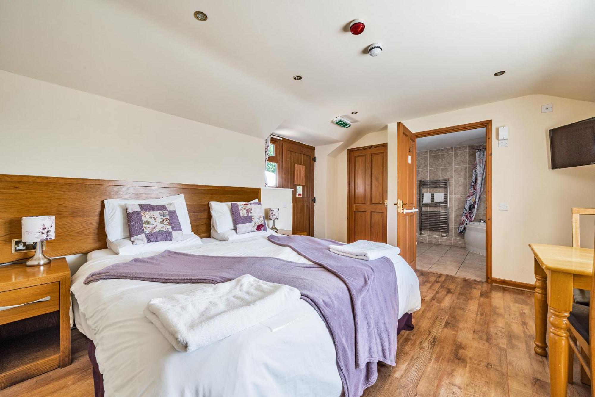 The Golden Fleece Hotel Chard Room photo
